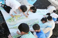 与学生们共同完成平安‘童’行主题彩绘图发起爱路护路
