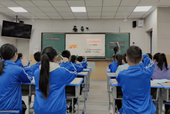 打破传统课堂让老师从讲台前走到