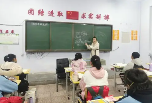 小小设计师用废旧纸盒搭建未来之