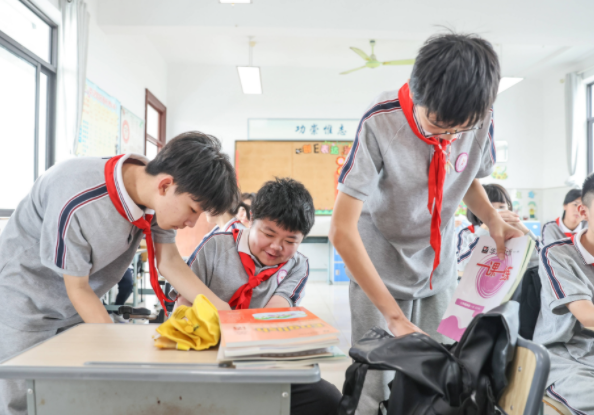 鼓舞孩子提早联系同学和老师共享
