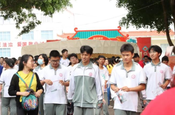 综合进程中着力破解限制教育高质