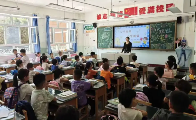 一年级新生在老师带领下以做游戏