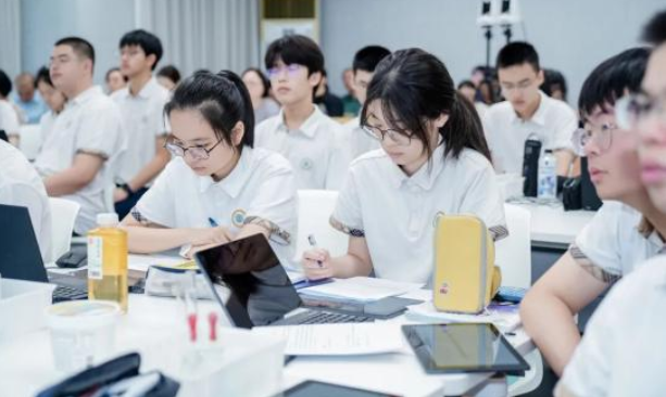 教育实践中积累了丰厚经历也催生