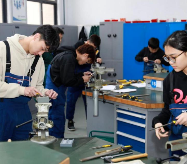 课程教育中设置企业实践环节让学