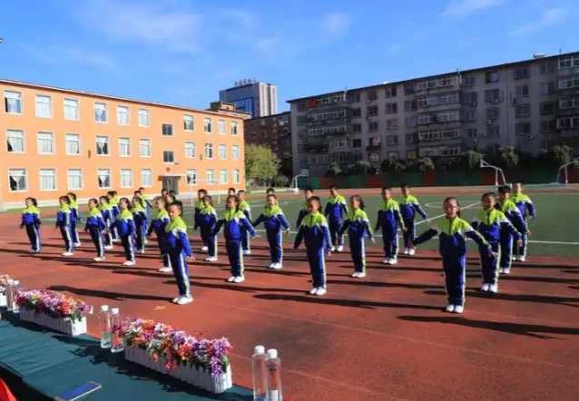 眼里有光身上有汗是让学生动起来在奔驰跳动中感触运动的快乐 眼里有光身上有汗是让学生动起来在奔驰跳动中感触运动的快乐