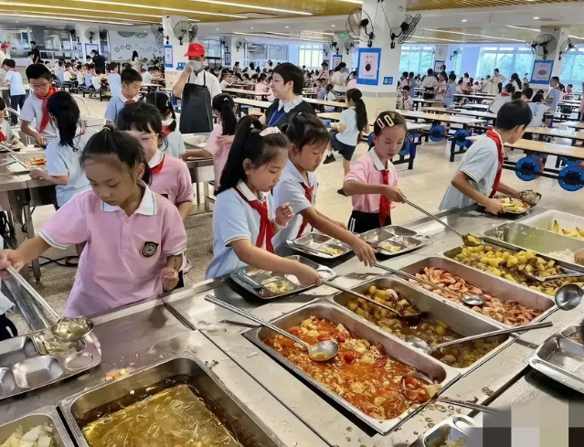 食堂自营变革落地学校之一初高中